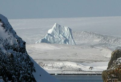 айсберг в бухте